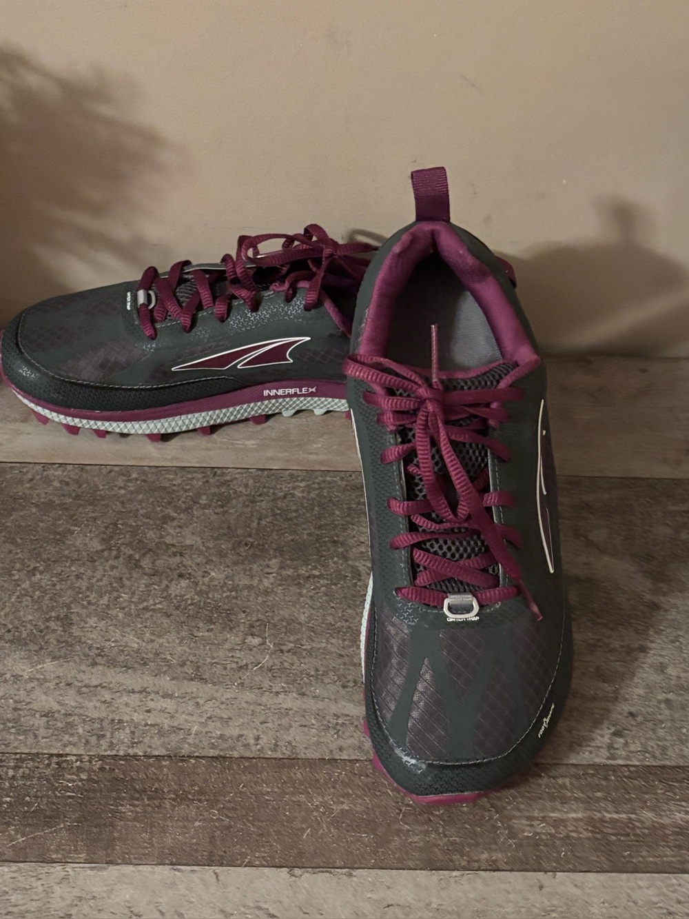 ALTRA SUPERIOR 3.5 Women's Trail Shoe - Charcoal and Plum Accents SIZE 9.5